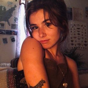 Meet your Posher, Caitlin